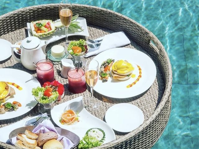 Floating poolside breakfast — Cabo Travel Boutique